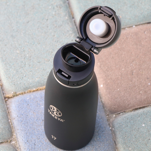 traveler-fliplocktm-lid-o0 96076-R-TravelerLid-Lifestyle-Onyx.png